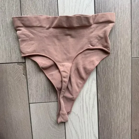 Skims high waisted thong lingerie - Picture 2 of 5